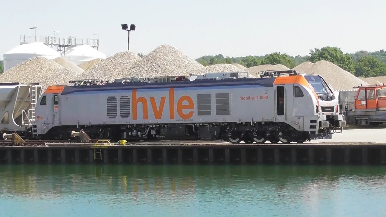 Stadler Euro Dual Diesel versus small Gravita in Port of Uffeln