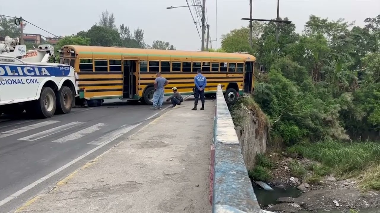 Bus de transporte colectivo estuvo a punto de caer en quebrada debido a excesiva velocidad