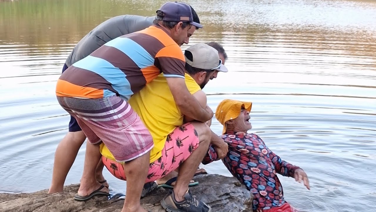 seu Antônio foi atacado per um jacaré #comedia#pegadinha #videosengraçados