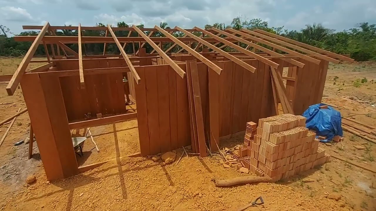 construção da casa do cacique parakanã