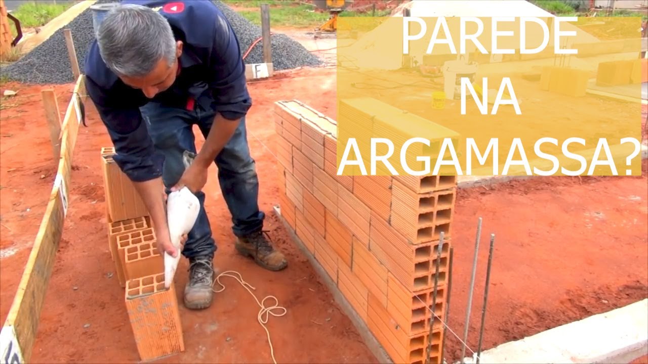 ASSENTANDO TIJOLO NA ARGAMASSA