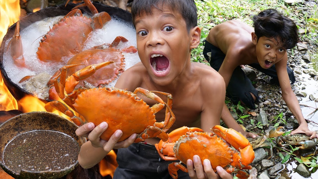 Survival in the rainforest - Catch crab and cooking eating delicious