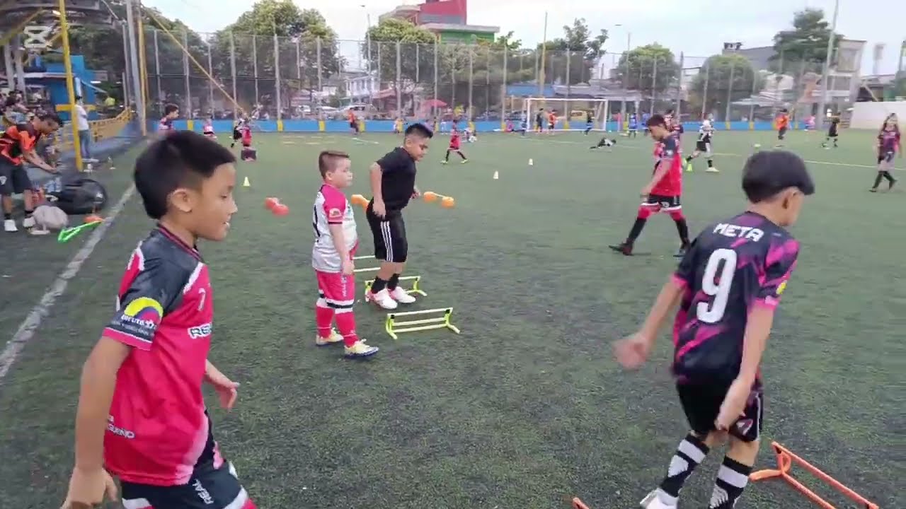 Clase coordinativa, de reacción y técnica con balón sub 8 a 10