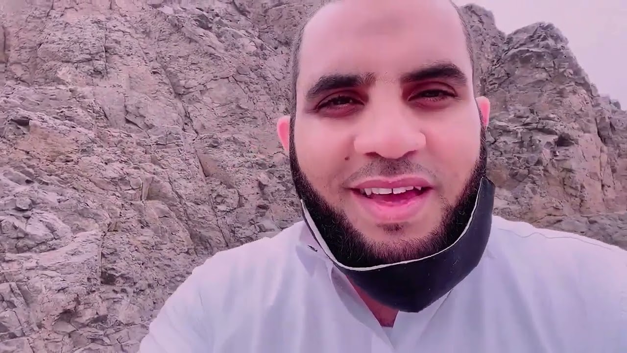 هنا ضرب النبي الجبل بعصاة فنبع له الماء ومازال المكان موجودا في المدينة المنورة