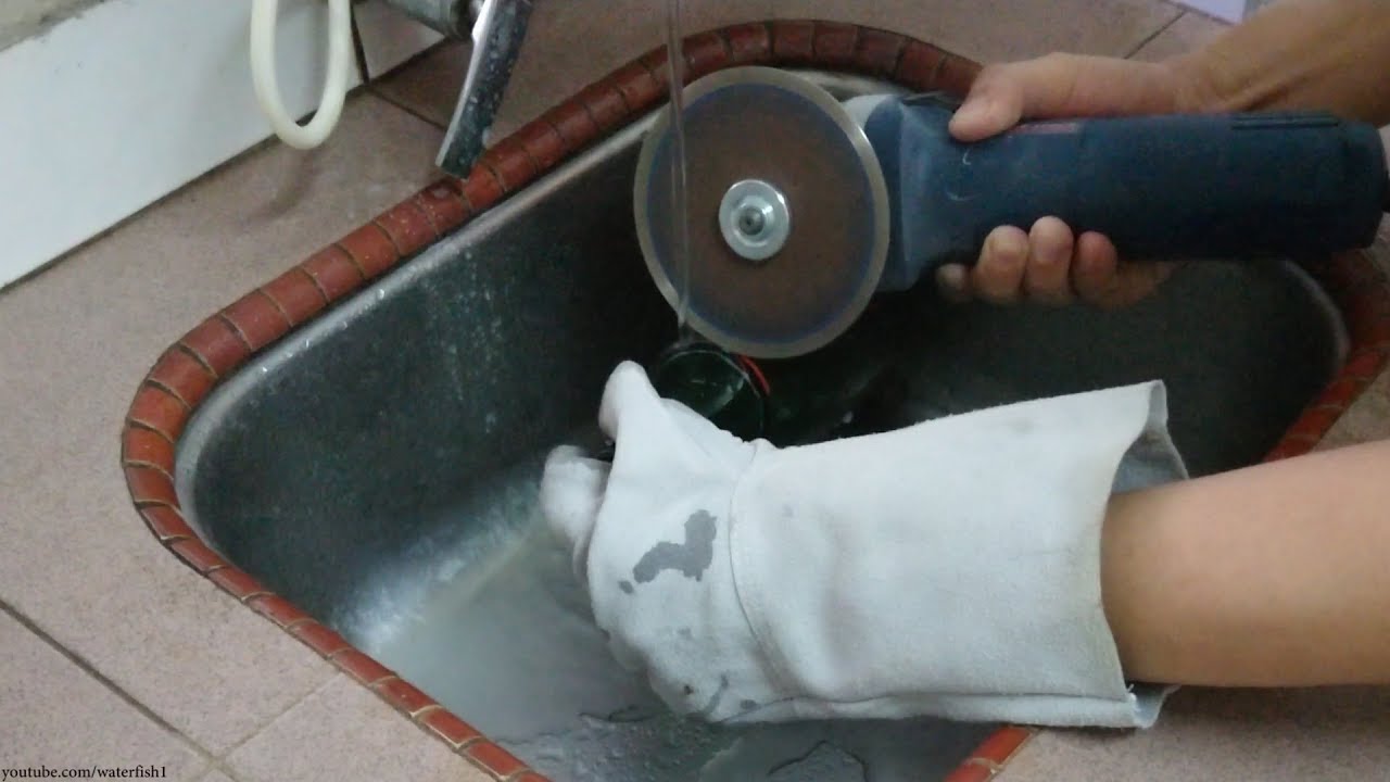 用磨機切玻璃瓶，3分鐘不到就把瓶子切開了，真簡單 Cutting glass bottles with a grinder
