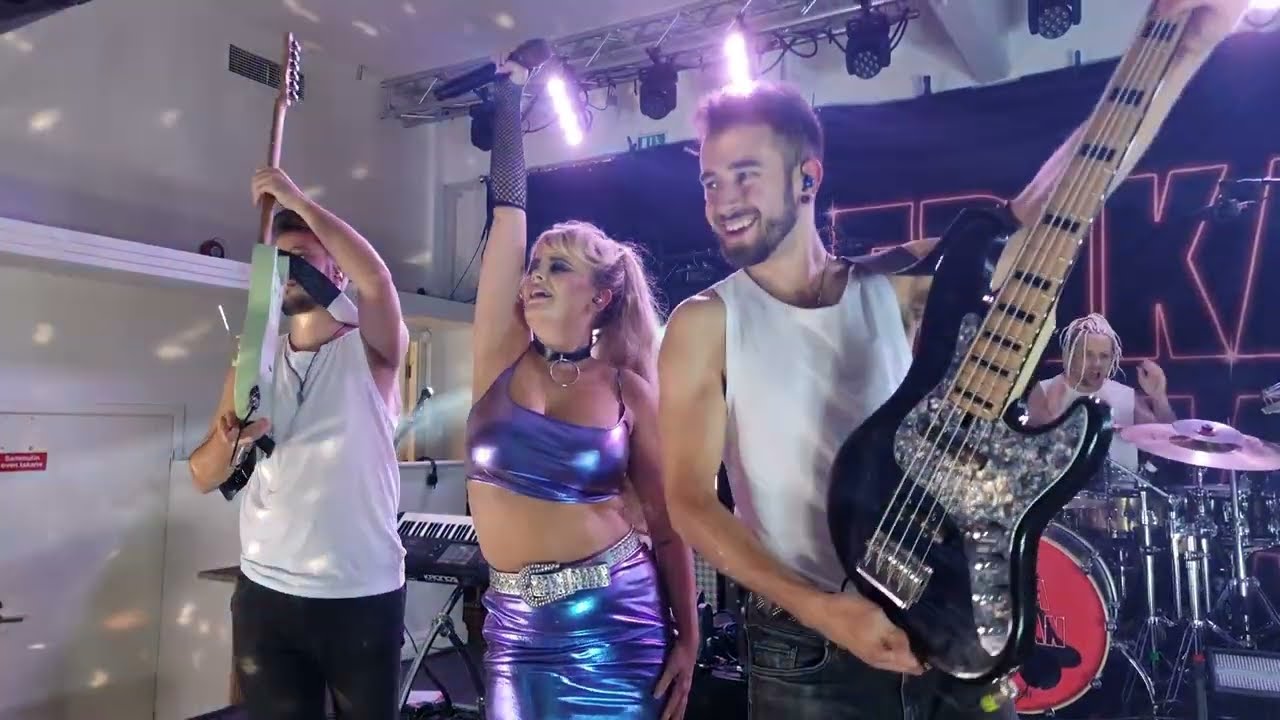 Erika Vikman - Huone 105  ( Naantalin Kaivohuone LIVE  2.9 22 )