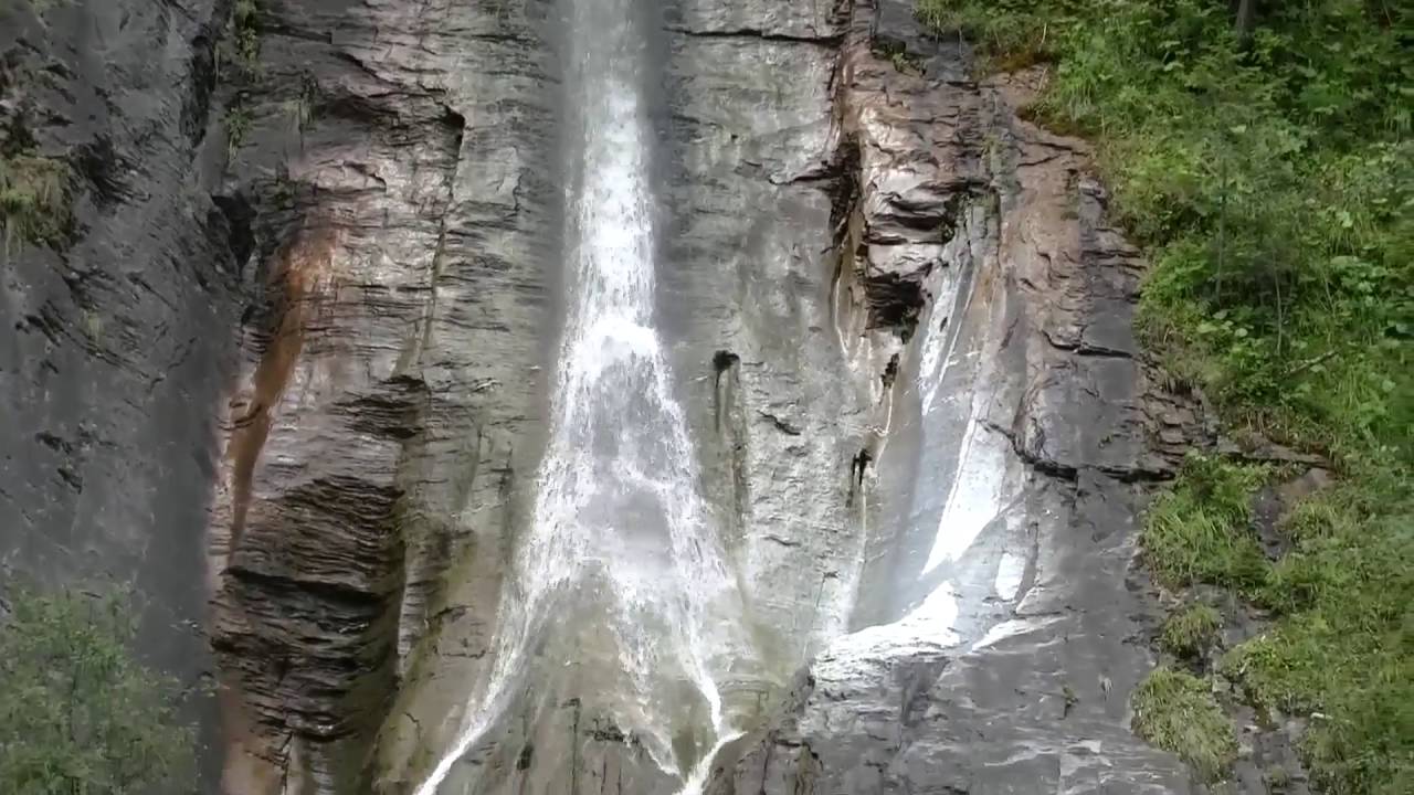 Drumul Voineasa lacul Petrimanu prin Valea Latoritei