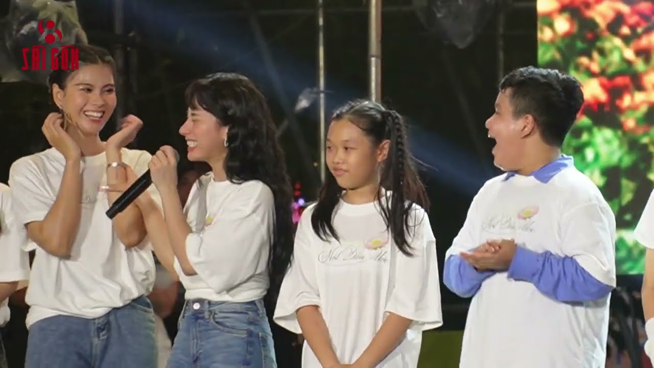 4 người con của Lý Hải, Minh Hà cực đáng yêu nhảy trước hàng ngàn người tại showcase Lật Mặt 7