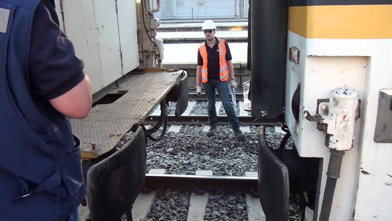Salida del tren nocturno hacia Temuco con locomotora E-3209 - Viernes 13/02/2015