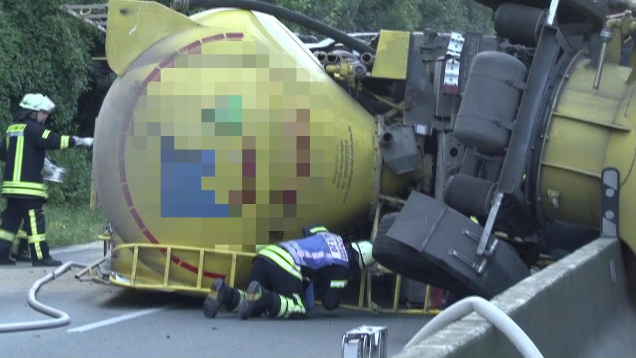 Drei Tote bei schwerem Verkehrsunfall auf B54