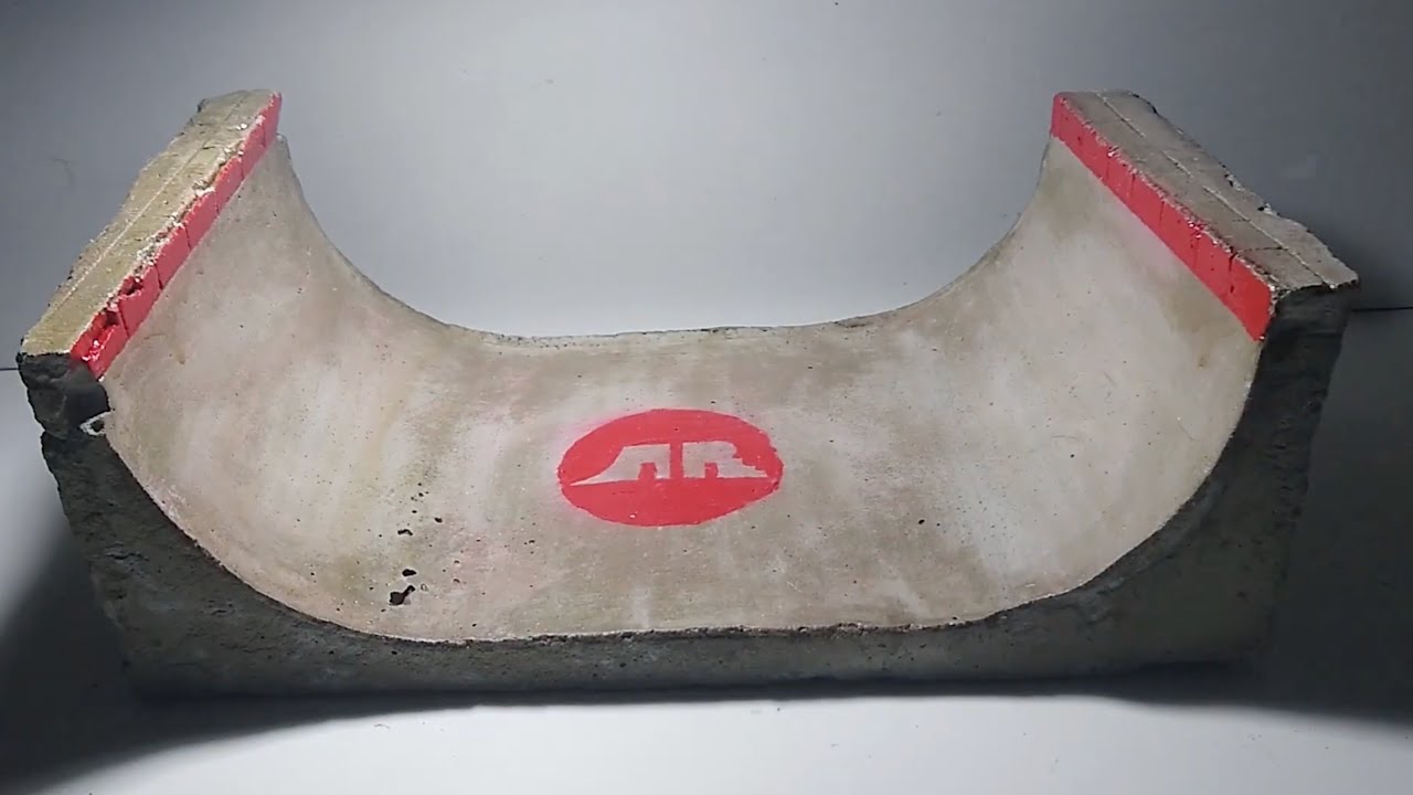 DIY FINGERBOARD CONCRETE HALFPIPE