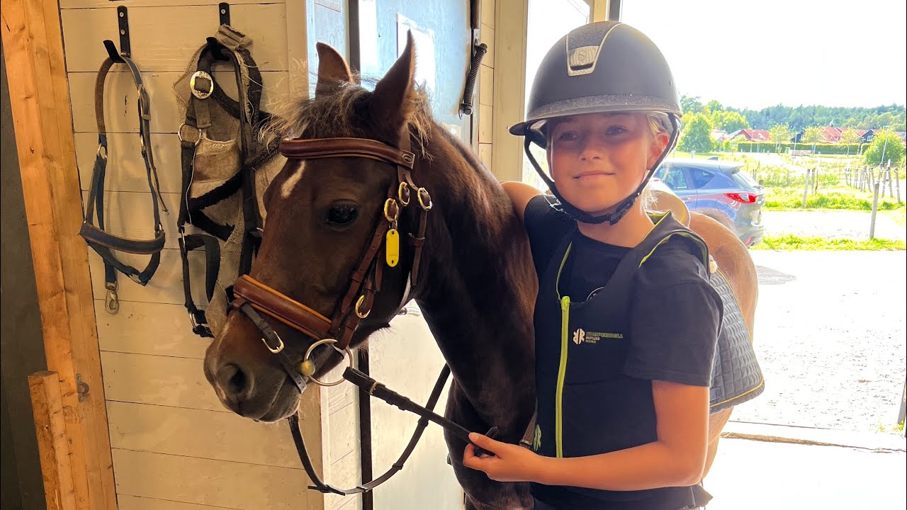 HAILEY RIDER PÅ RIDSKOLA - vlogg