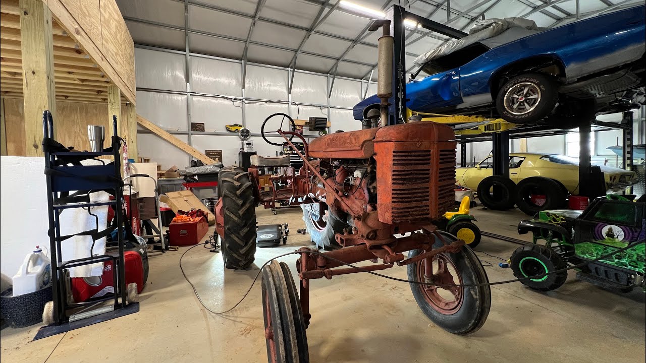 Завершающая обработка уплотнений ВОМ и главной передачи на тракторе Farmall A 1945 года выпуска.