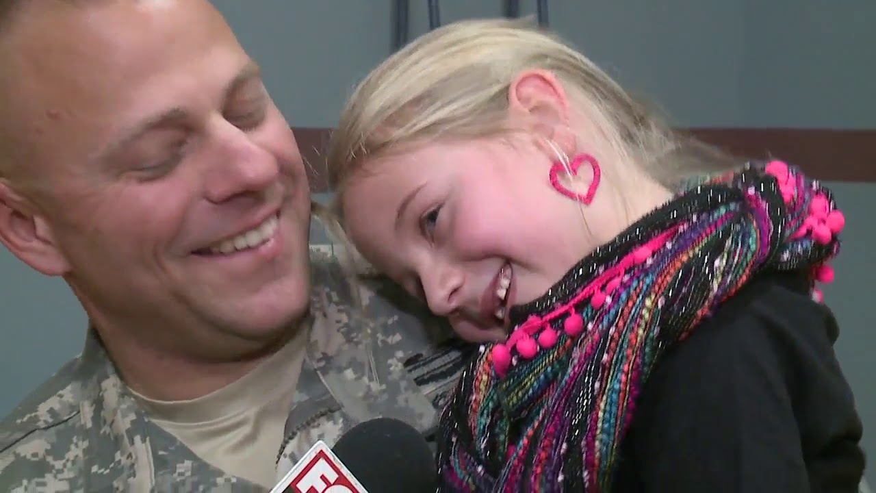 Military dad surprises kids while theyre in school