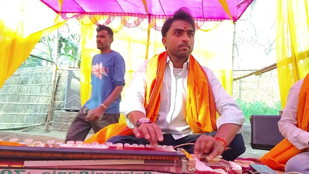 प्रोग्राम के समय बहुत ही सुंदर धुन बजाय बैंजो प्लेयर#hindudeity एक बार सुनिए like this 