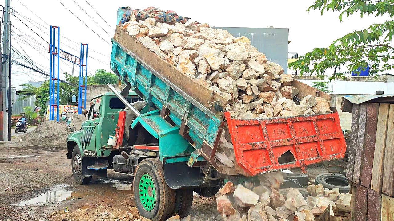Truk Jomplang. Mobil Truk TOYOTA BUAYA Bongkar MUATAN BATU Gunung FULL BAK Menggunung, LOKASI SEMPIT