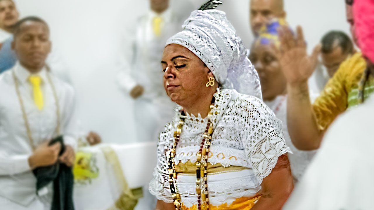 Oxum chega convidando a todos para sua festa