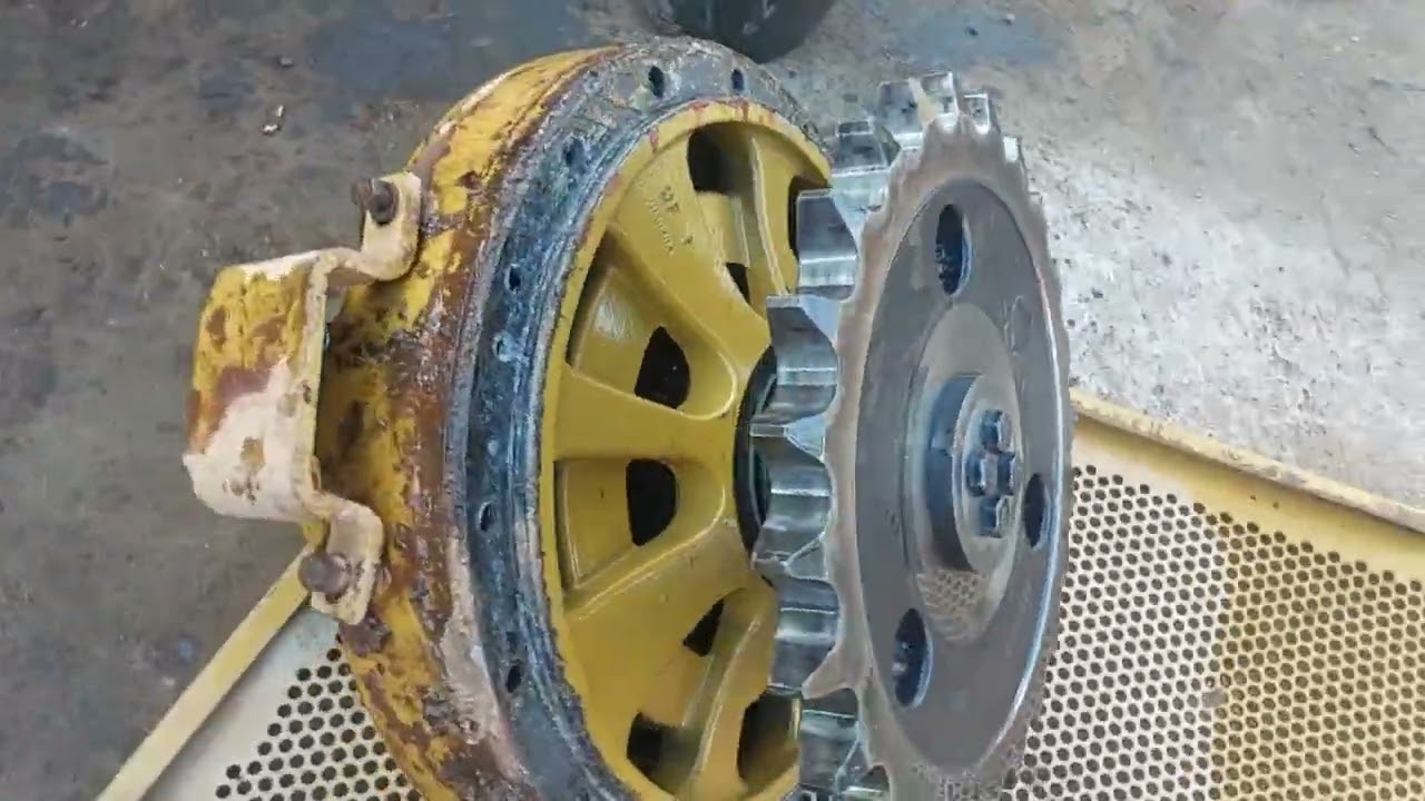 M14 The wheel Bearing of the grader machine was broken. || 