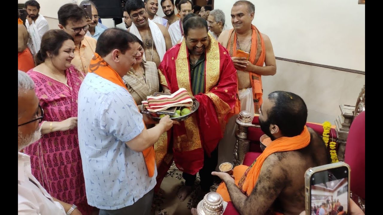 Shankar Mahadevan presenting Vakratundaya bhajan to Shrimad Samyamindra Thirta Swami, Sri Kashi Mutt