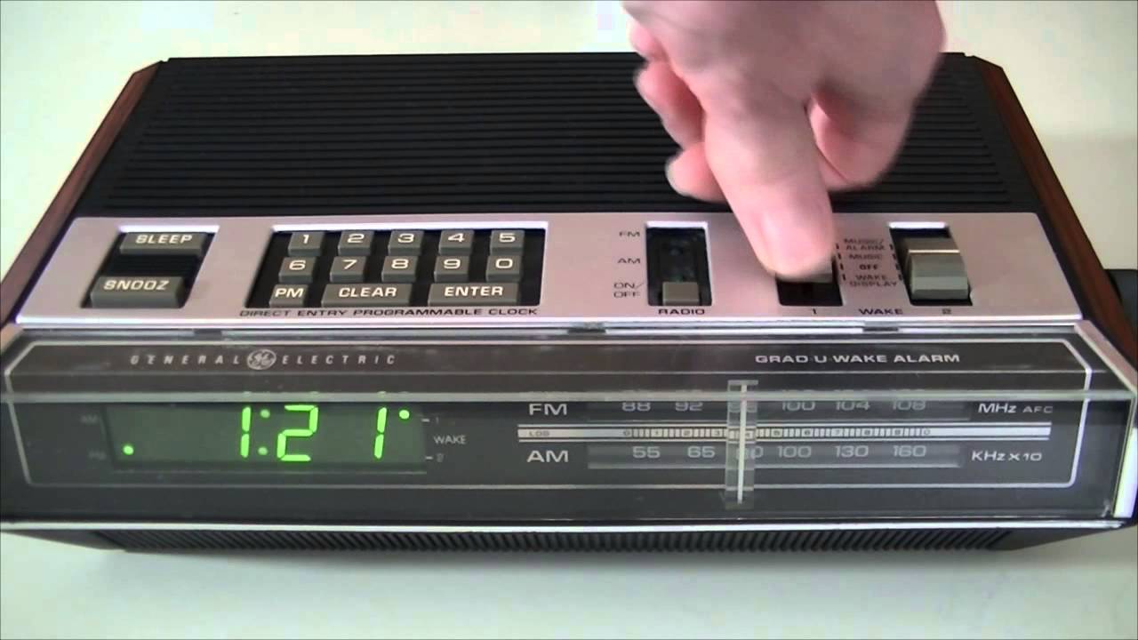General Electric Clock Radio Model 7-4800 from 1982