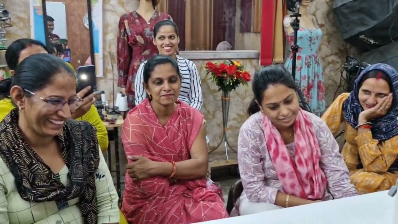 आज ऑफलाइन क्लास में सिखाया आगे बेल्ट पीछे इलास्टिक वाली पेंट की सिलाई कैसे करें