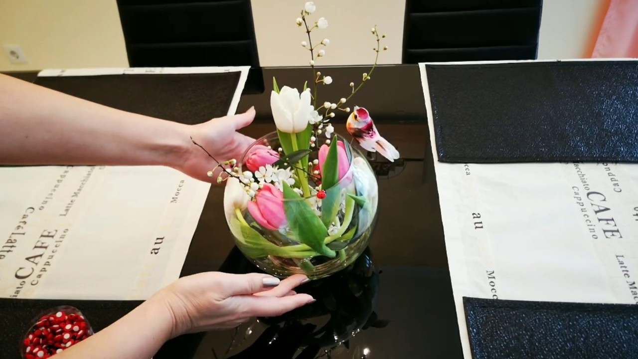 Kugelvase Gesteck mit Tulpen. Круглая ваза с тюльпанами.