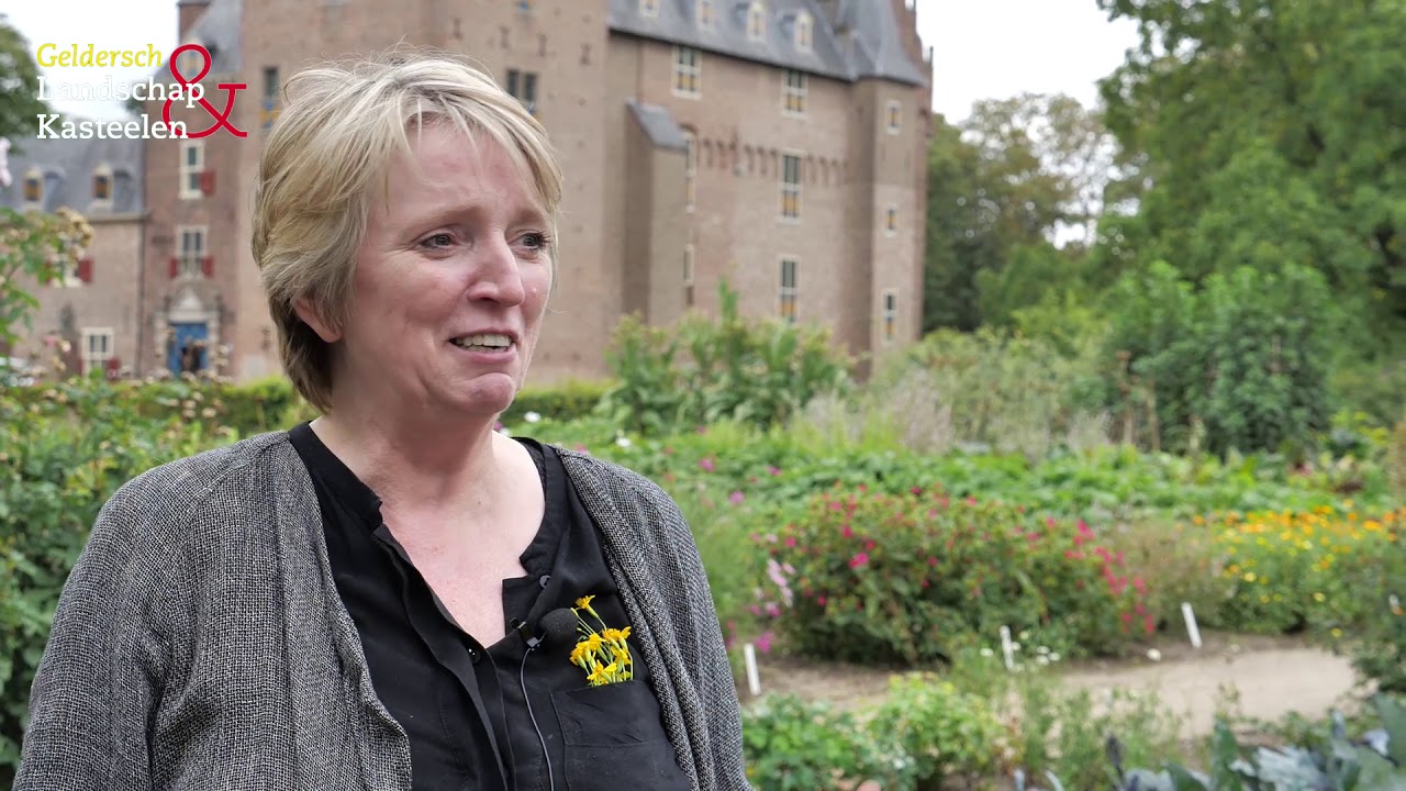 Chefkok Nel Schellekens in de moestuin van kasteel Doorwerth