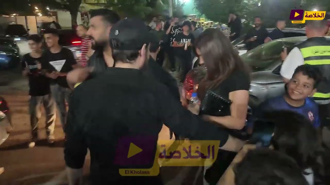 احمد زاهر يحاوط ويحمي مي عمر من هجوم المعجبين و الاطفال في الشارع عليهم و ماذا فعل زوجها محمد سامى