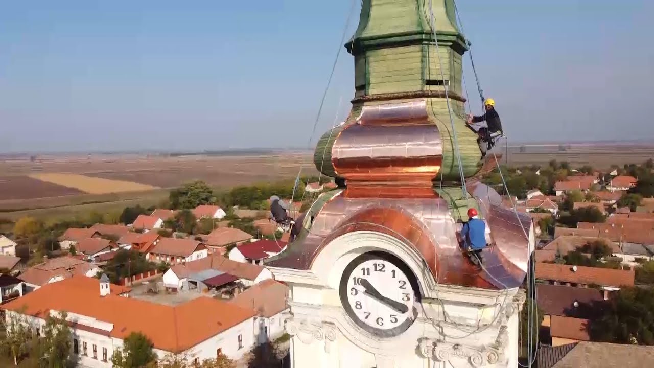 JÁSZJÁKÓHALMÁN FELÚJÍTJÁK A TEMPLOMTORONY DÍSZES SISAKJÁT