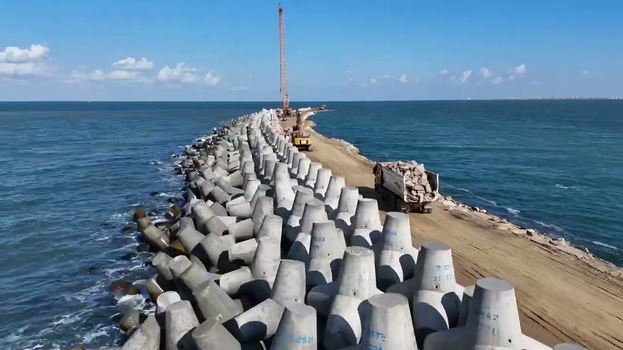 حاجز الأمواج الغربي بميناء دمياط البحري