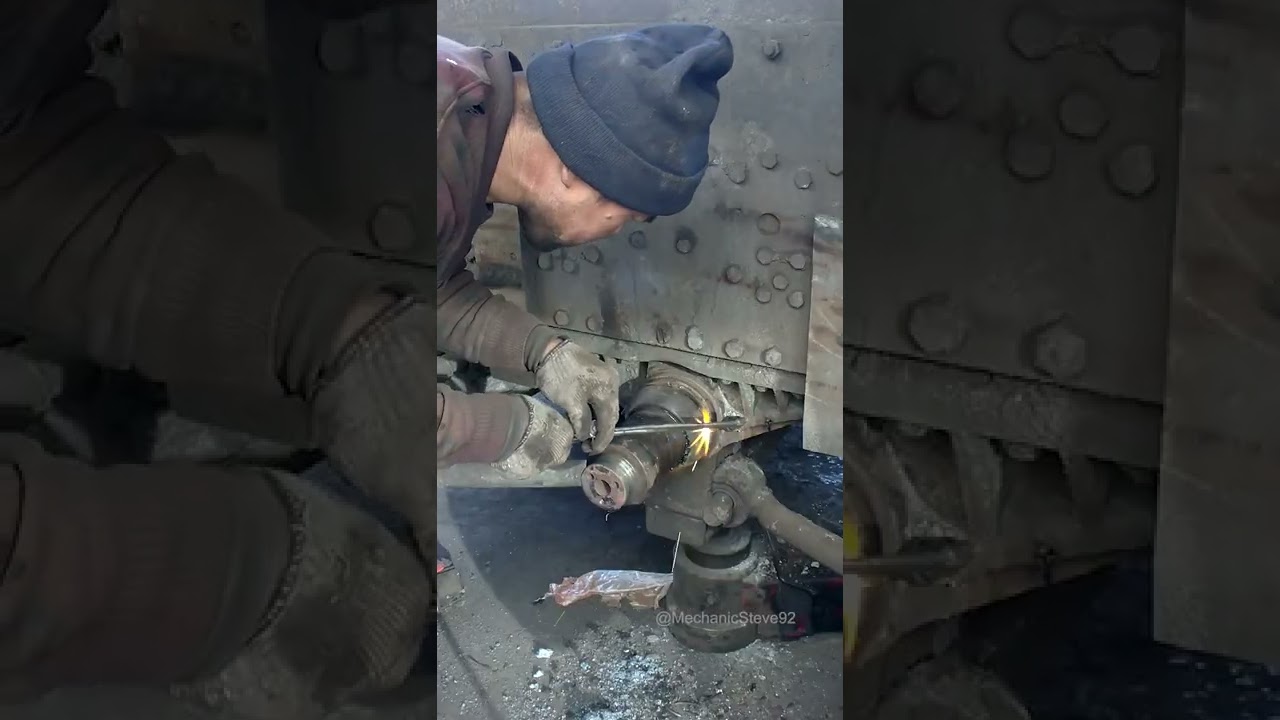Have you ever seen a balance shaft like this? There is no oil inside, and the bearings are broken ..