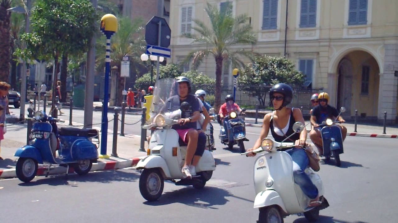 Vespa Touring Italy -  enjoy the beautiful city of Rome