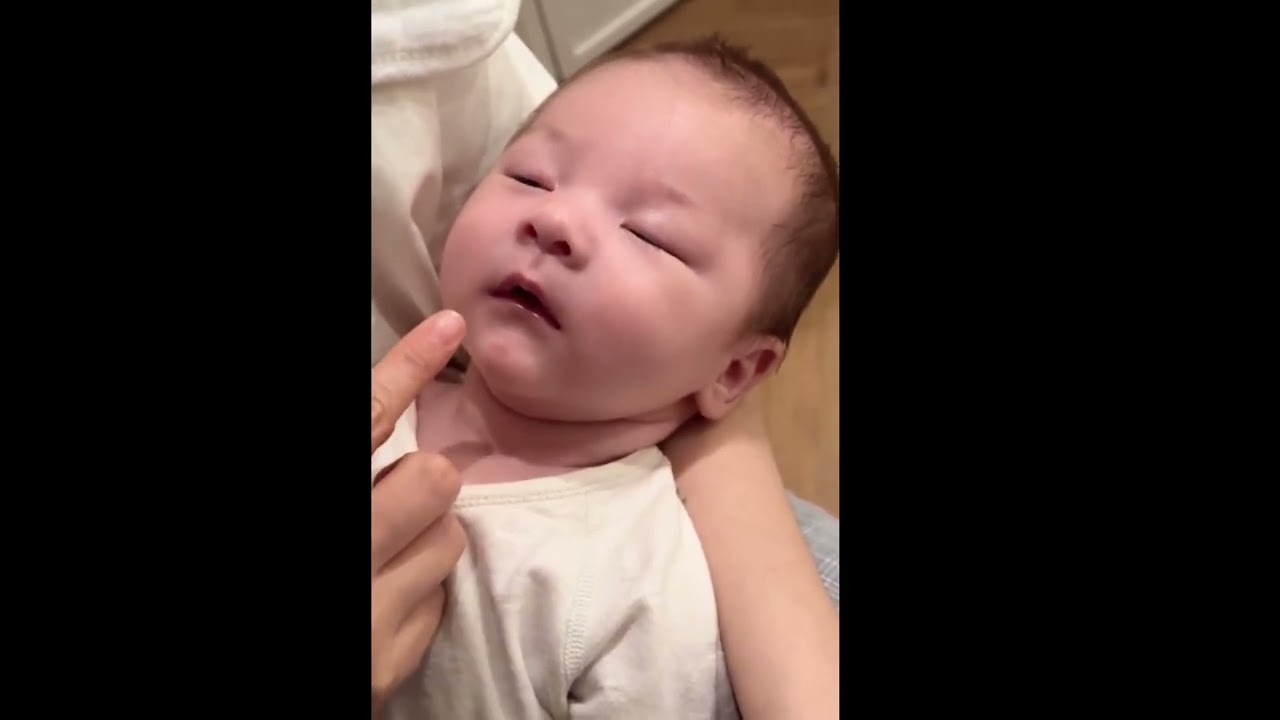 and see the sleeping baby, you can pet him/her as you please!Ding-dong, little switch #How cute 
