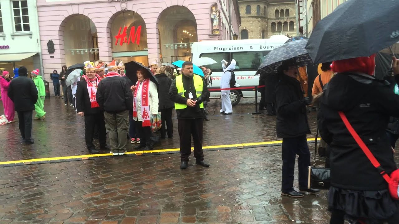 Jecken feiern in Trier trotz Regen und Kälte die Weiberfastnacht