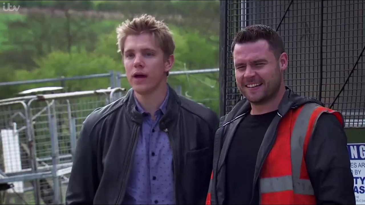 Emmerdale Aaron and Robert crush Ross taxi 19th June 2017