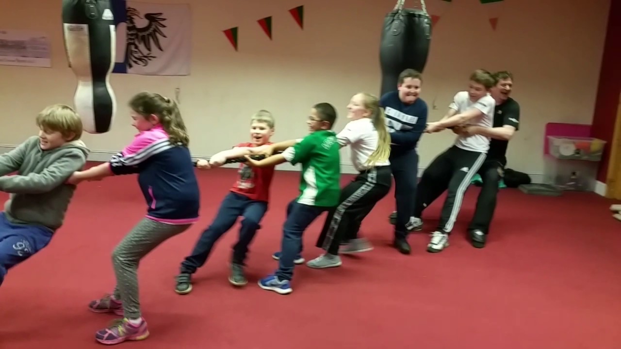 Kids tug of war