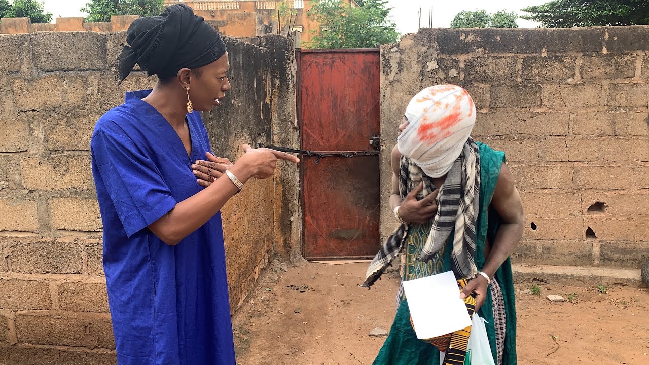 Le Fou Woroli et son Grio Diabate dans Taxi pour voyager affaire à suivre