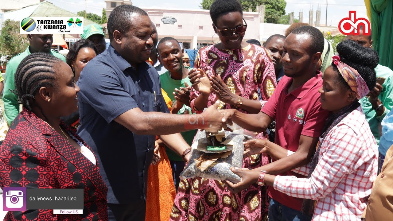 Mbunge agawa mbegu,majembe  kwa vijana Dodoma