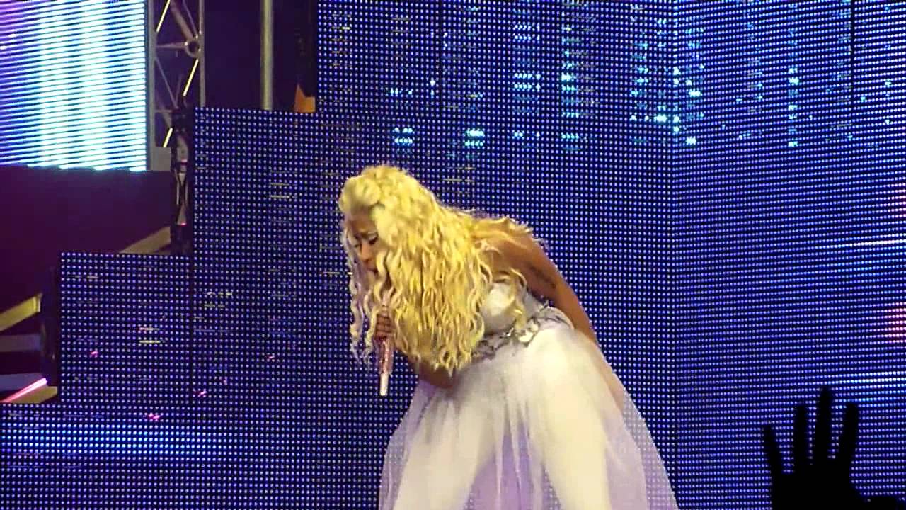 Nicki Minaj (live) - Pound The Alarm + Whip It - Oslo Spektrum, Oslo - 09-06-2012