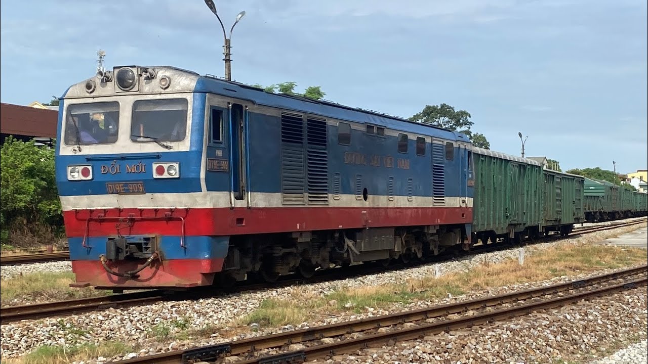 D19E-901 và 909 tác nghiệp dồn ở ga huế,D18E-609 kéo 4s,D19E-904 kéo HH84 còn lại là SE3 và SE19