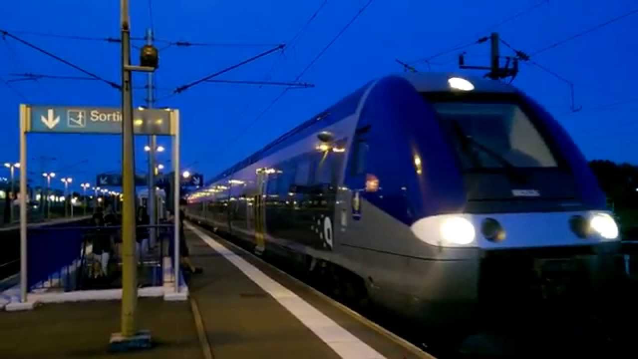 TER AGC (B 82500 + X 76500) départ en gare d'Armentières