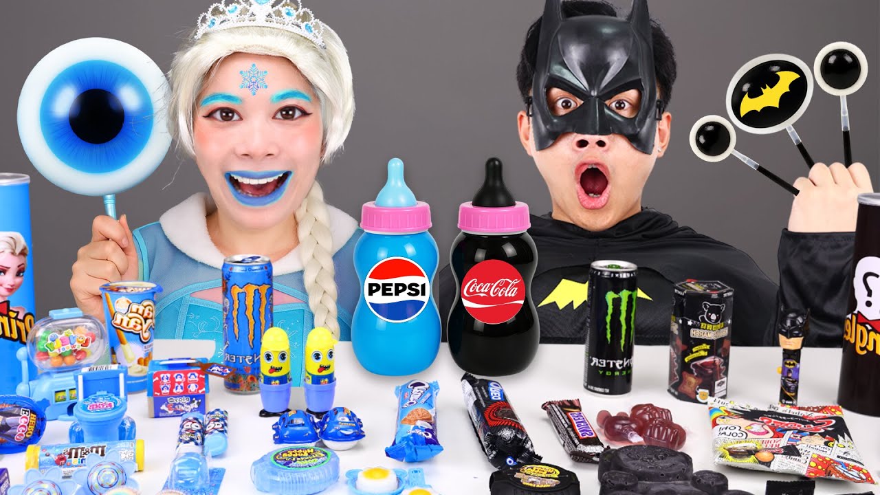 Desaf&iacute;o De Comida Azul VS Comida Negra | ASMR MUKBANG De Elsa Frozen VS Batman