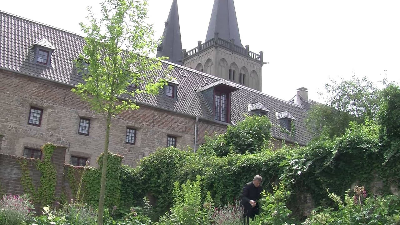 Im Garten mit Weihbischof Theising