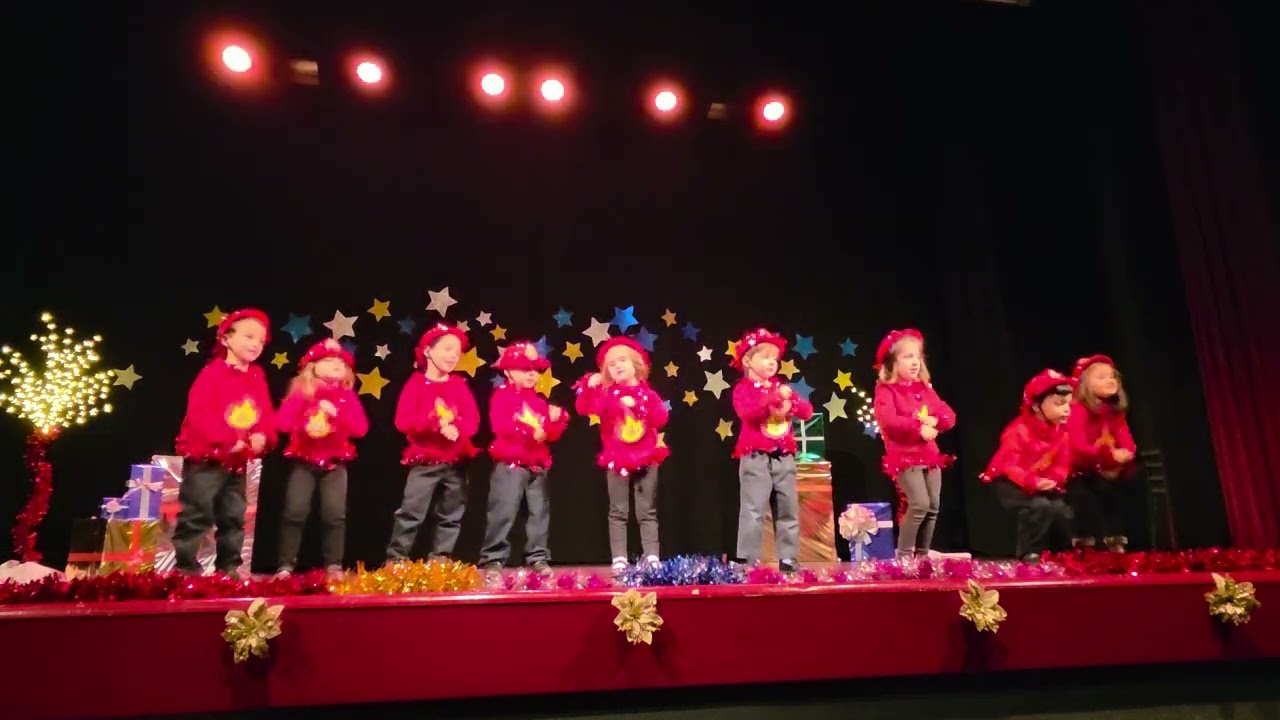 Actuación 4 años “Rudolph the Red-Nosed reeinder”