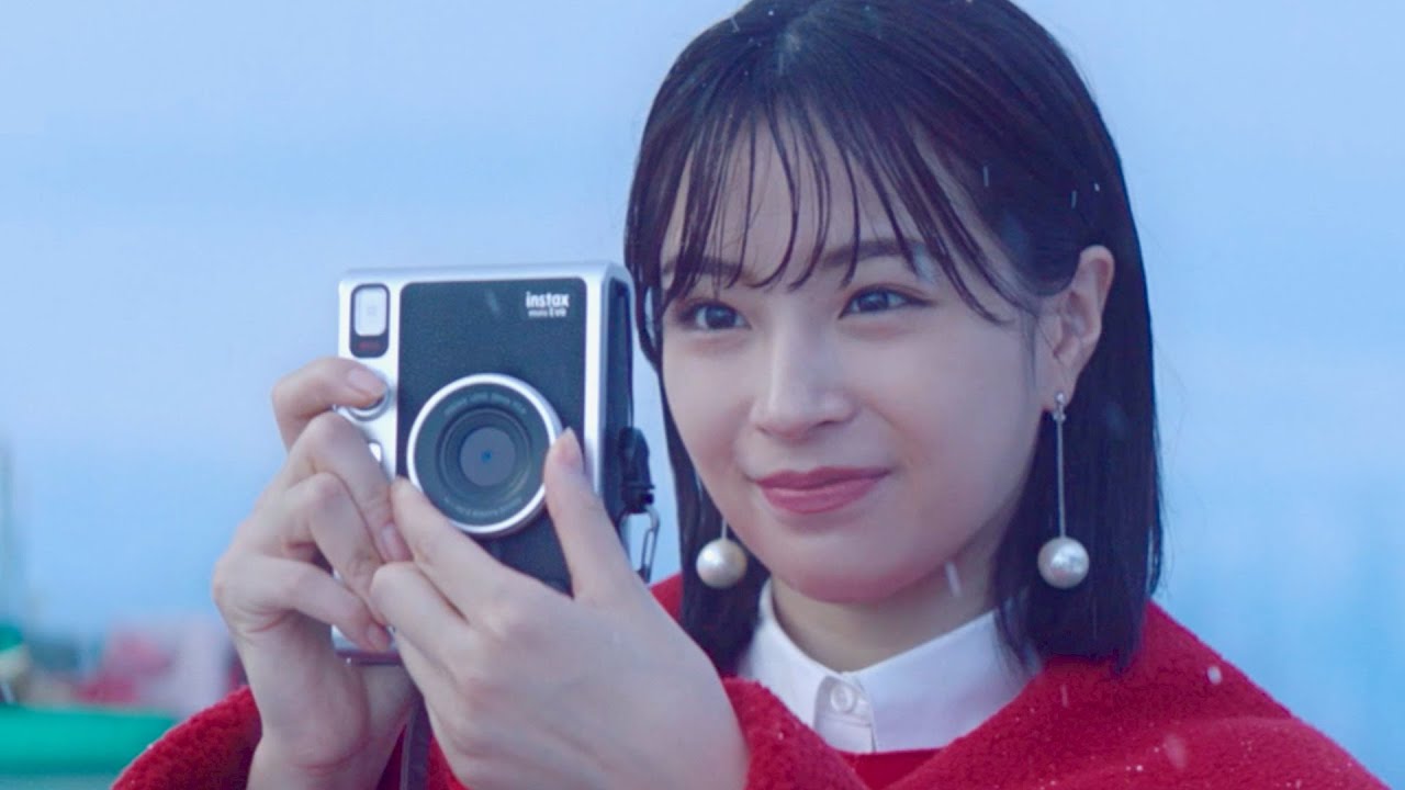 広瀬すず、真っ赤な可愛いサンタになって粉雪をパチリ／富士フイルム instax“チェキ” CM+インタビュー