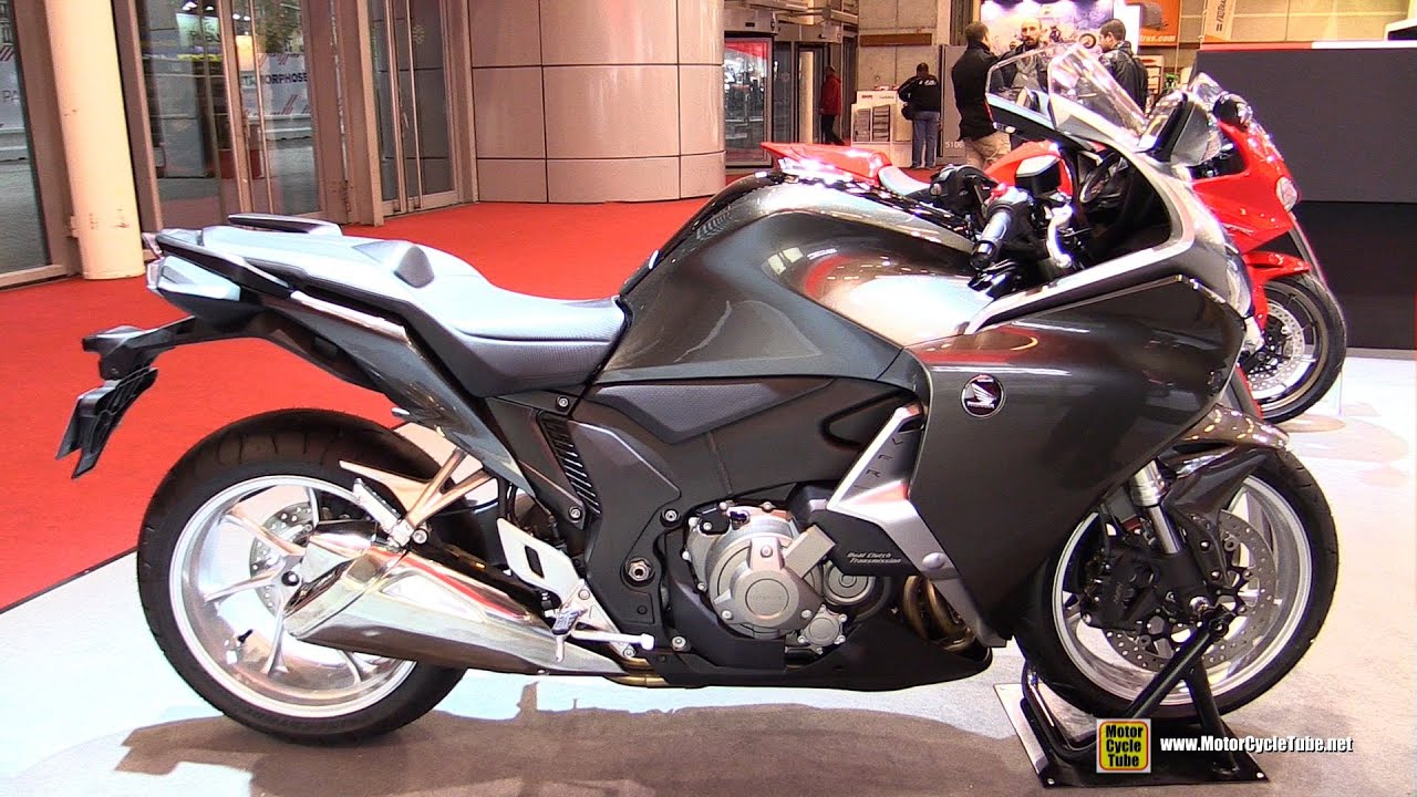 2016 Honda VFR1200 F DCT ABS - Walkaround - 2015 Salon de la Moto Paris