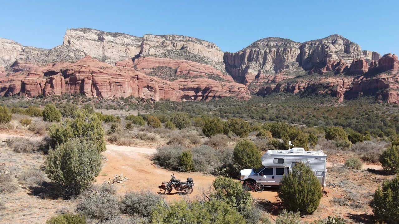 Red Rock — секретная горная дикая местность — лесная дорога 525 — разбросанный кемпинг — Седона, ...