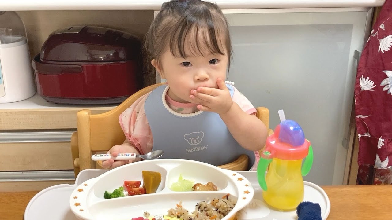 【ダウン症】みいちゃん2歳8か月のお昼ご飯タイム「野菜さんごめんなさい」