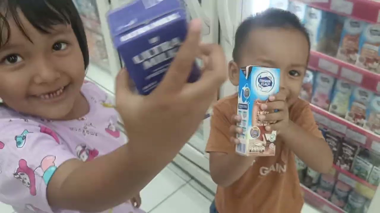 Annisa dan rafif mau beli susu kotak tp rafif taunya cari main terus klu di mini market