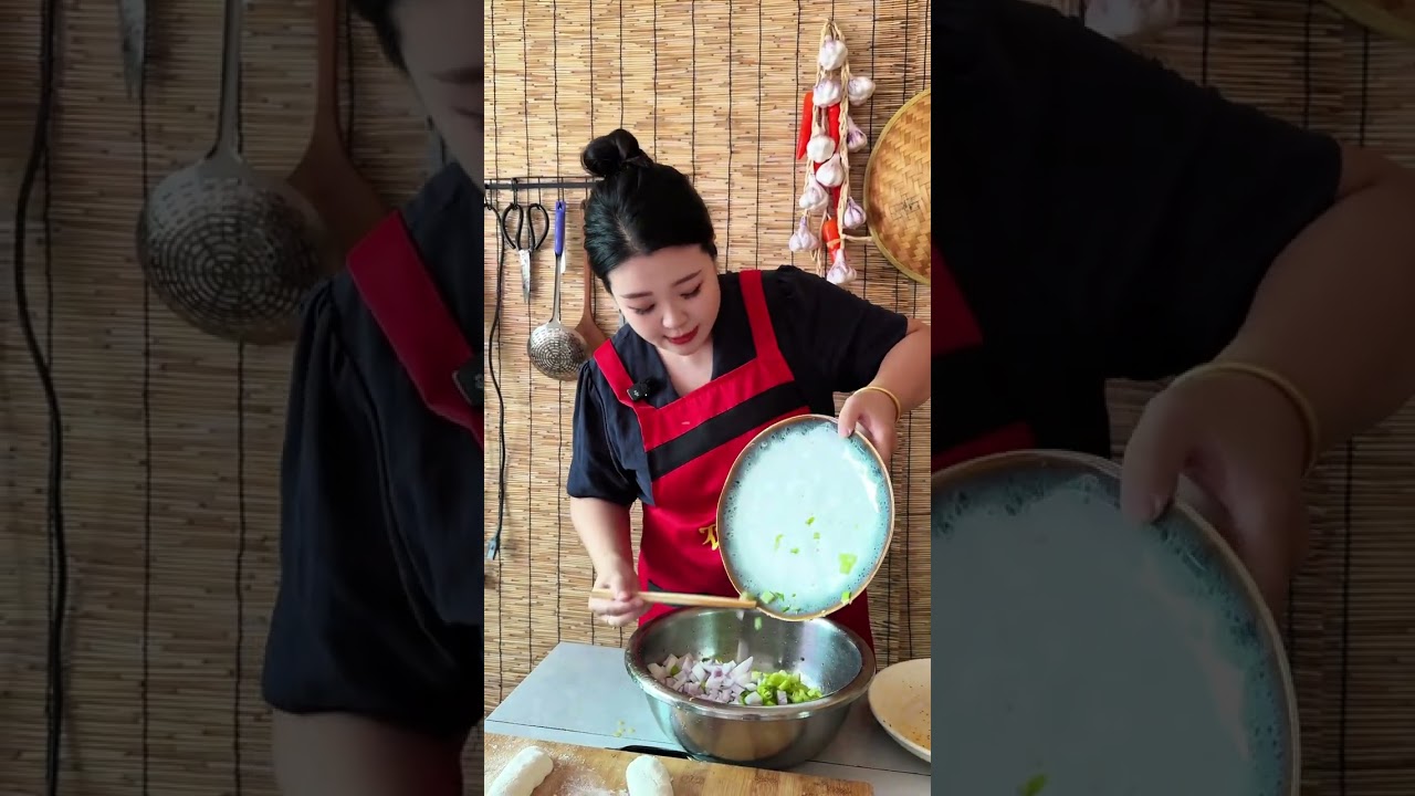 谁懂这一口青椒火腿馅饼的含金量～皮薄馅大，辣椒夹杂着火腿的香 真的巨好吃，和小时候妈妈烙的味道一样……#我的乡村生活#农村美食 #抖音美食推荐官 #记录真实生活 #原创视频